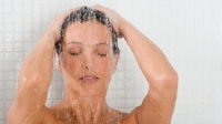 Una doccia bollente (un racconto erotico e pulp)